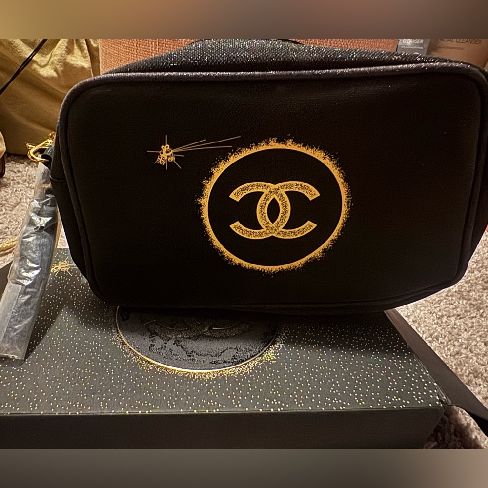 Chanel - cosmetic bag (NEW)